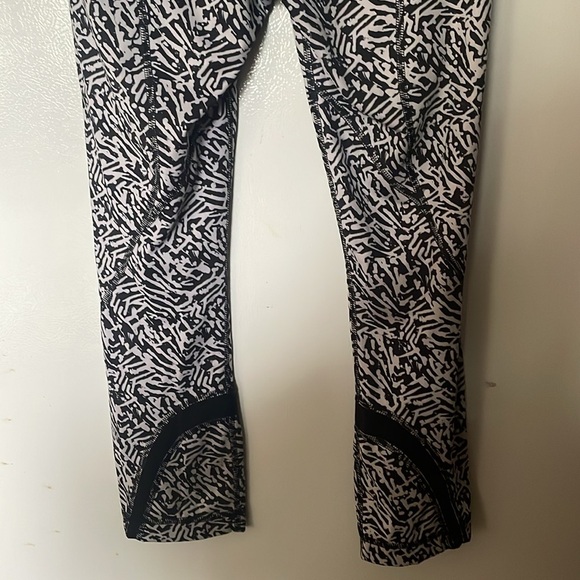 Lululemon Size 4 black & white patterned leggings inseam 21” - Picture 8 of 9